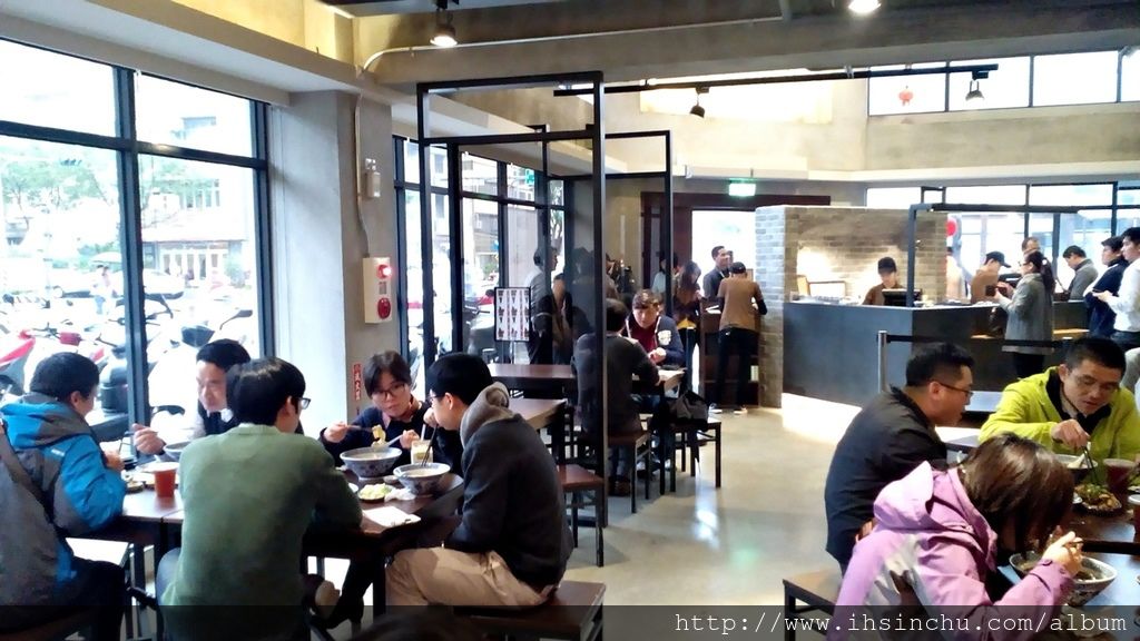 段純貞牛肉麵一碗大碗牛肉麵價錢135元,主要有原味紅燒牛肉麵,這是麻的,不習慣麻辣感覺可以考慮辣味紅燒牛肉麵,ㄏ看起來紅紅一大碗好像辣得要死,事實上表面嚇人,吃起來沒有非常辣,個人覺得辣味紅燒牛肉麵比原味紅燒牛肉麵好吃,因為原味紅燒牛肉麵太麻了,如果不喜歡辣,也不喜歡麻的朋友可以考慮燉番茄牛肉麵,這特別適合小朋友不喜歡麻辣感覺,燉番茄牛肉麵吃起來超讚,小朋友都愛吃喔。 段純貞牛肉麵一碗大碗牛肉麵價錢135元,主要有原味紅燒牛肉麵,這是麻的,不習慣麻辣感覺可以考慮辣味紅燒牛肉麵,ㄏ看起來紅紅一大碗好像辣得要死,事實上表面嚇人,吃起來沒有非常辣,個人覺得辣味紅燒牛肉麵比原味紅燒牛肉麵好吃,因為原味紅燒牛肉麵太麻了,如果不喜歡辣,也不喜歡麻的朋友可以考慮燉番茄牛肉麵,這特別適合小朋友不喜歡麻辣感覺,燉番茄牛肉麵吃起來超讚,小朋友都愛吃喔。