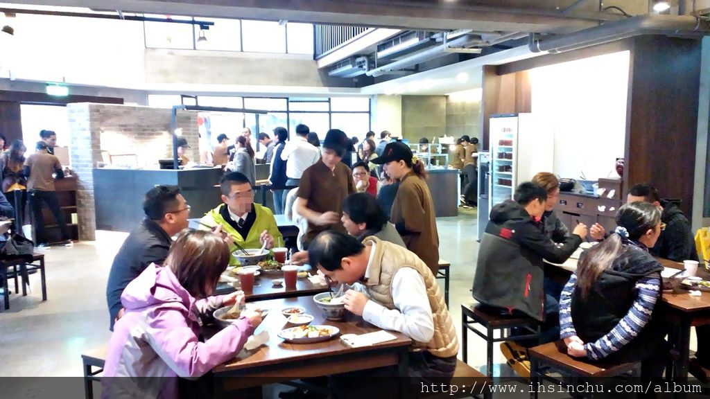 段純貞牛肉麵一碗大碗牛肉麵價錢135元,主要有原味紅燒牛肉麵,這是麻的,不習慣麻辣感覺可以考慮辣味紅燒牛肉麵,ㄏ看起來紅紅一大碗好像辣得要死,事實上表面嚇人,吃起來沒有非常辣,個人覺得辣味紅燒牛肉麵比原味紅燒牛肉麵好吃,因為原味紅燒牛肉麵太麻了,如果不喜歡辣,也不喜歡麻的朋友可以考慮燉番茄牛肉麵,這特別適合小朋友不喜歡麻辣感覺,燉番茄牛肉麵吃起來超讚,小朋友都愛吃喔。 段純貞牛肉麵一碗大碗牛肉麵價錢135元,主要有原味紅燒牛肉麵,這是麻的,不習慣麻辣感覺可以考慮辣味紅燒牛肉麵,ㄏ看起來紅紅一大碗好像辣得要死,事實上表面嚇人,吃起來沒有非常辣,個人覺得辣味紅燒牛肉麵比原味紅燒牛肉麵好吃,因為原味紅燒牛肉麵太麻了,如果不喜歡辣,也不喜歡麻的朋友可以考慮燉番茄牛肉麵,這特別適合小朋友不喜歡麻辣感覺,燉番茄牛肉麵吃起來超讚,小朋友都愛吃喔。