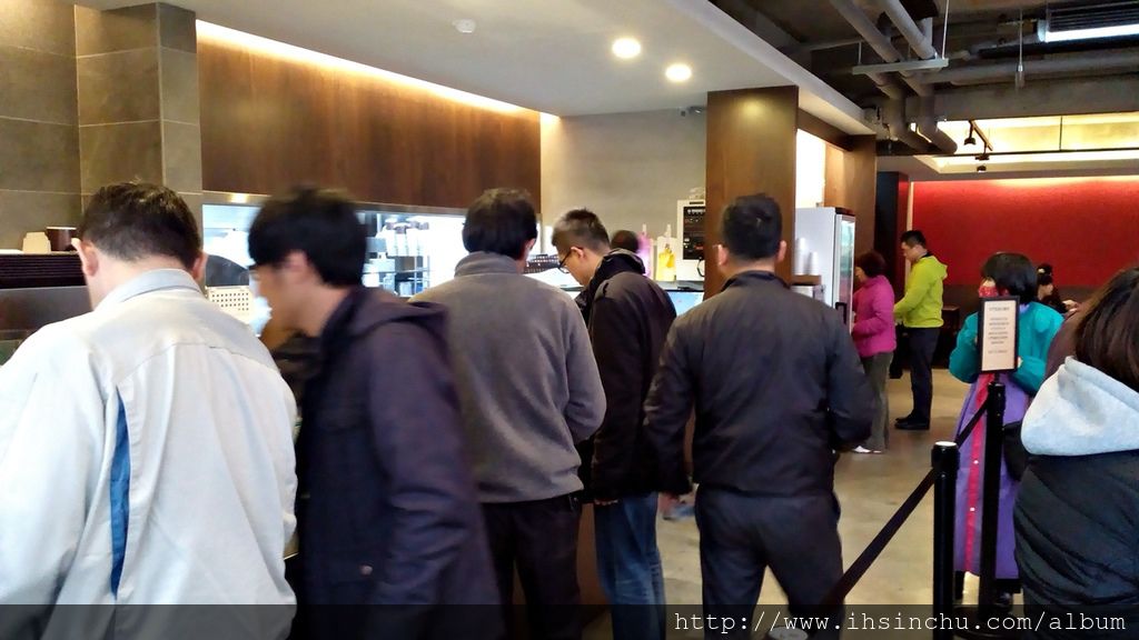 不過段純貞牛肉麵老闆說他們店裡最好吃的是燉雞麵,可惜一天只有20碗名額,根本很難吃到。 不過段純貞牛肉麵老闆說他們店裡最好吃的是燉雞麵,可惜一天只有20碗名額,根本很難吃到。