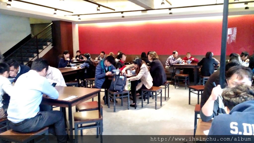 段純貞現經營者為家中第三代子孫,從小跟隨奶奶在眷村長大,耳濡目染了奶奶的川式手藝 民國八十六年退伍後即隨父赴大陸,老家重慶經商,六年期間陸續將老家重慶的醬料 香料 中藥材,引入台灣再用於自製醬料,店中作為風味麵類調味的各種醬料,紅醬油等都依照重慶民間繁瑣的製成方式自製完成。 段純貞現經營者為家中第三代子孫,從小跟隨奶奶在眷村長大,耳濡目染了奶奶的川式手藝 民國八十六年退伍後即隨父赴大陸,老家重慶經商,六年期間陸續將老家重慶的醬料 香料 中藥材,引入台灣再用於自製醬料,店中作為風味麵類調味的各種醬料,紅醬油等都依照重慶民間繁瑣的製成方式自製完成。