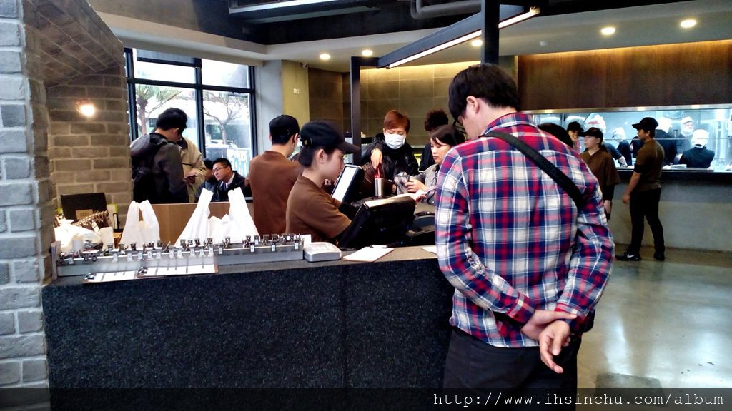 台灣號稱是美食小吃王國,其中最有名的就是牛肉麵,台灣大街小巷到處都可以看到在賣牛肉麵,連老外來台灣玩都點名一定要吃牛肉麵,台灣號稱牛肉麵王國可是一點都不為過喔。 台灣號稱是美食小吃王國,其中最有名的就是牛肉麵,台灣大街小巷到處都可以看到在賣牛肉麵,連老外來台灣玩都點名一定要吃牛肉麵,台灣號稱牛肉麵王國可是一點都不為過喔。