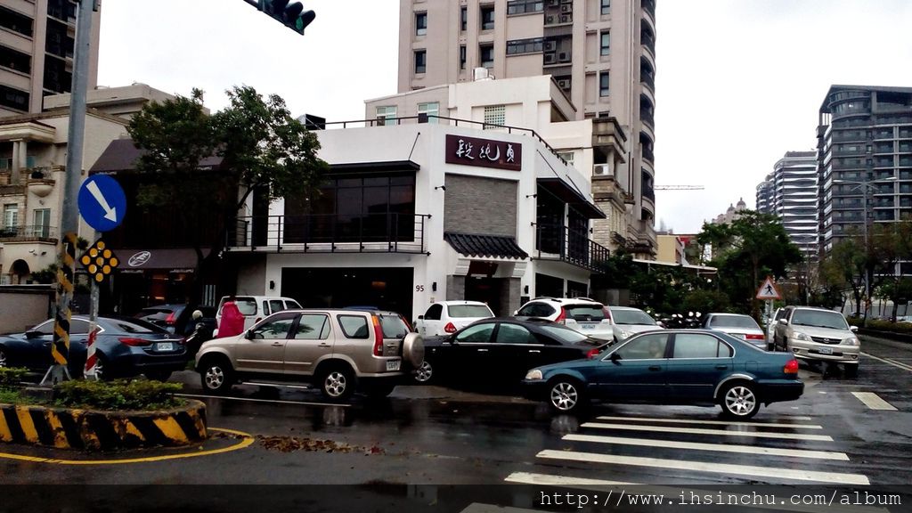 竹北段純真牛肉麵停車位非常好找,門口直接停不用收費,附近道路上也都可以停都是免費,間接吸引更多人來這裡吃飯,要開美食餐廳前,可能要先幫消費者解決停車位的問題。 竹北段純真牛肉麵停車位非常好找,門口直接停不用收費,附近道路上也都可以停都是免費,間接吸引更多人來這裡吃飯,要開美食餐廳前,可能要先幫消費者解決停車位的問題。