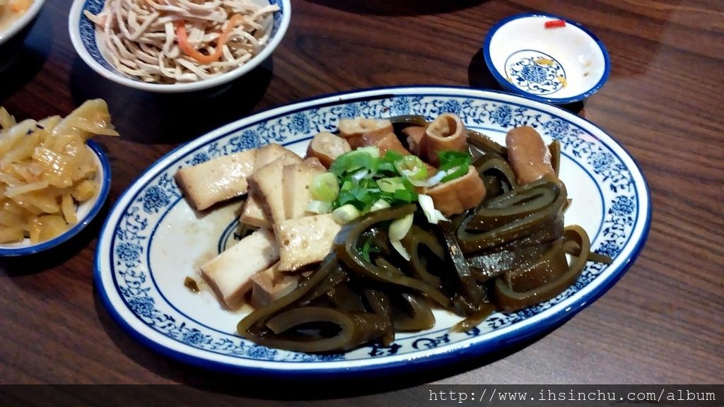 段純貞牛肉麵以重慶老火鍋底製成方式 用生牛肥肉爆炸出油後,加入各種辛香料及四川著名的陴縣豆瓣,酒釀爆香再入花椒麻椒,二十三種香料藥材,四川稱之為 二十三香 ,炒製底料費時費工前後需近八小時方能完成,再以底料來紅燒牛肉,撈起牛肉後的原汁混入熬煮近五小時的牛大骨湯才大功告成。 段純貞牛肉麵以重慶老火鍋底製成方式 用生牛肥肉爆炸出油後,加入各種辛香料及四川著名的陴縣豆瓣,酒釀爆香再入花椒麻椒,二十三種香料藥材,四川稱之為 二十三香 ,炒製底料費時費工前後需近八小時方能完成,再以底料來紅燒牛肉,撈起牛肉後的原汁混入熬煮近五小時的牛大骨湯才大功告成。