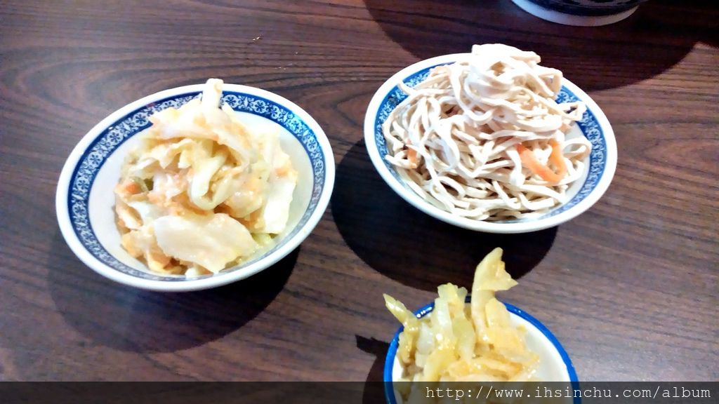 段純貞牛肉麵以重慶老火鍋底製成方式 用生牛肥肉爆炸出油後,加入各種辛香料及四川著名的陴縣豆瓣,酒釀爆香再入花椒麻椒,二十三種香料藥材,四川稱之為 二十三香 ,炒製底料費時費工前後需近八小時方能完成,再以底料來紅燒牛肉,撈起牛肉後的原汁混入熬煮近五小時的牛大骨湯才大功告成。 段純貞牛肉麵以重慶老火鍋底製成方式 用生牛肥肉爆炸出油後,加入各種辛香料及四川著名的陴縣豆瓣,酒釀爆香再入花椒麻椒,二十三種香料藥材,四川稱之為 二十三香 ,炒製底料費時費工前後需近八小時方能完成,再以底料來紅燒牛肉,撈起牛肉後的原汁混入熬煮近五小時的牛大骨湯才大功告成。