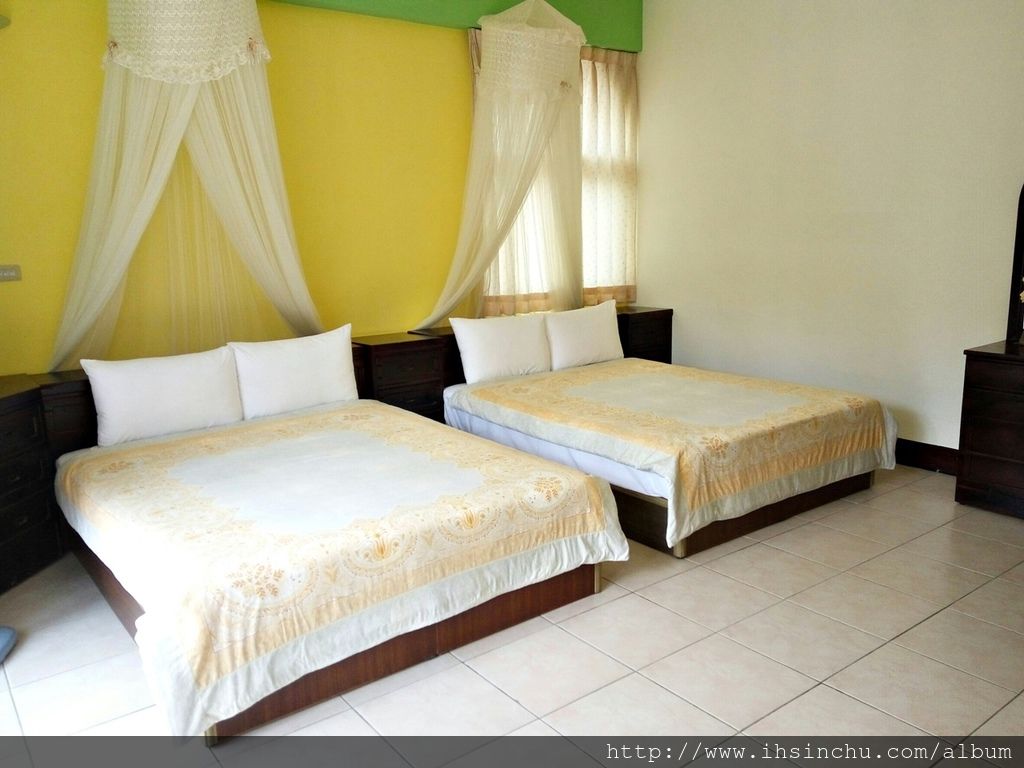 埔里花鳥新村的房間及廁所非常整潔,簡單一句評價就是空間大又乾淨,價錢平價又大碗住的又舒服,當然還有訊號超強的無線網路WIFI,主人又熱情好客,讓客人享受非常溫馨的一晚。 埔里花鳥新村的房間及廁所非常整潔,簡單一句評價就是空間大又乾淨,價錢平價又大碗住的又舒服,當然還有訊號超強的無線網路WIFI,主人又熱情好客,讓客人享受非常溫馨的一晚。
