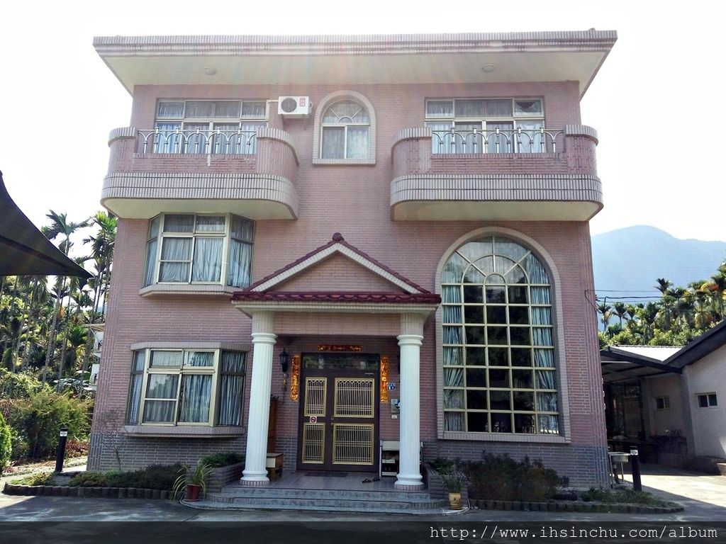 看到門口的大招牌才確認,沒錯,就是今晚的落腳點:花鳥新村度假民宿。我們才花$2400元一晚可以住大豪宅嗎? 看到門口的大招牌才確認,沒錯,就是今晚的落腳點:花鳥新村度假民宿。我們才花$2400元一晚可以住大豪宅嗎?