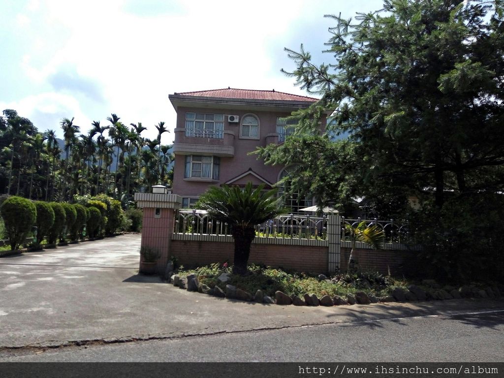 連接埔里跟日月潭的縣道131上,看見這個招牌要轉到投69-2鄉道上喔,去花鳥新村民宿最容易開錯的地方就是這裡了,萬一找不到路,不用客氣,一通電話主人立刻出馬來帶路。 連接埔里跟日月潭的縣道131上,看見這個招牌要轉到投69-2鄉道上喔,去花鳥新村民宿最容易開錯的地方就是這裡了,萬一找不到路,不用客氣,一通電話主人立刻出馬來帶路。