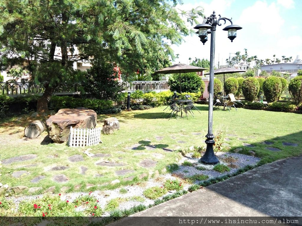 花鳥新村豪宅前面,主人巧具匠心的布置非常美的花園及停車場,栽種各式植物,連路燈都有創意喔。 花鳥新村豪宅前面,主人巧具匠心的布置非常美的花園及停車場,栽種各式植物,連路燈都有創意喔。