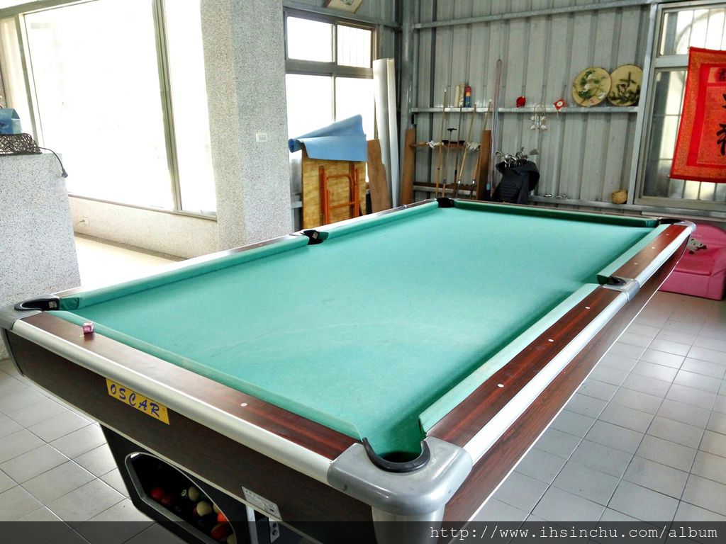 位於埔里的花鳥新村民宿不但住宿價錢便宜,娛樂設施不輸給大飯店喔,有卡拉OK,撞球室、桌球室、健身房有跑步機等一堆。 位於埔里的花鳥新村民宿不但住宿價錢便宜,娛樂設施不輸給大飯店喔,有卡拉OK,撞球室、桌球室、健身房有跑步機等一堆。