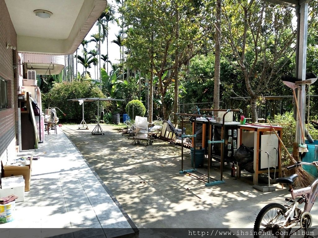 花鳥新村的後院跟林務局(林業試驗所)合作一些植物培育,例如牛樟芝等,後院占地非常大,儼然就跟森林一樣,不過蚊子超多的,來山里防蚊液要準備好,否則可是會滿身包喔。 花鳥新村的後院跟林務局(林業試驗所)合作一些植物培育,例如牛樟芝等,後院占地非常大,儼然就跟森林一樣,不過蚊子超多的,來山里防蚊液要準備好,否則可是會滿身包喔。