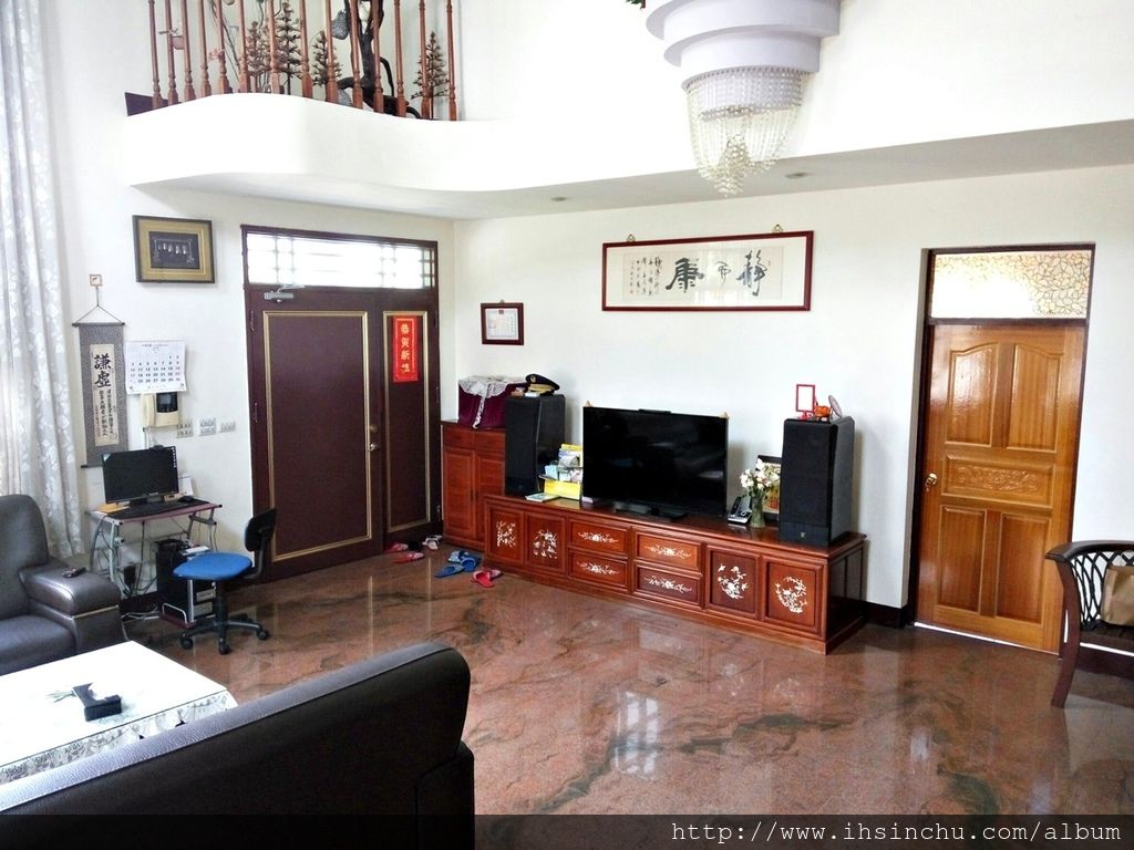 走進花鳥新村豪宅大廳,哇! 挑高三層樓大廳,這只有在國外才看得到,經詢問下才知道,原來主人真的是參考國外建築,自己設計的房子,這棟房子本來作為退休用途,加減做個民宿交朋友賺些外快。 走進花鳥新村豪宅大廳,哇! 挑高三層樓大廳,這只有在國外才看得到,經詢問下才知道,原來主人真的是參考國外建築,自己設計的房子,這棟房子本來作為退休用途,加減做個民宿交朋友賺些外快。