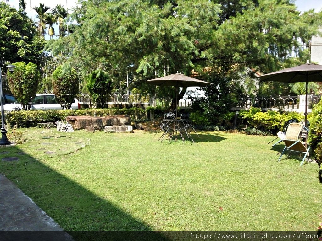 花鳥新村豪宅前面,主人巧具匠心的布置非常美的花園及停車場,栽種各式植物,連路燈都有創意喔。 花鳥新村豪宅前面,主人巧具匠心的布置非常美的花園及停車場,栽種各式植物,連路燈都有創意喔。