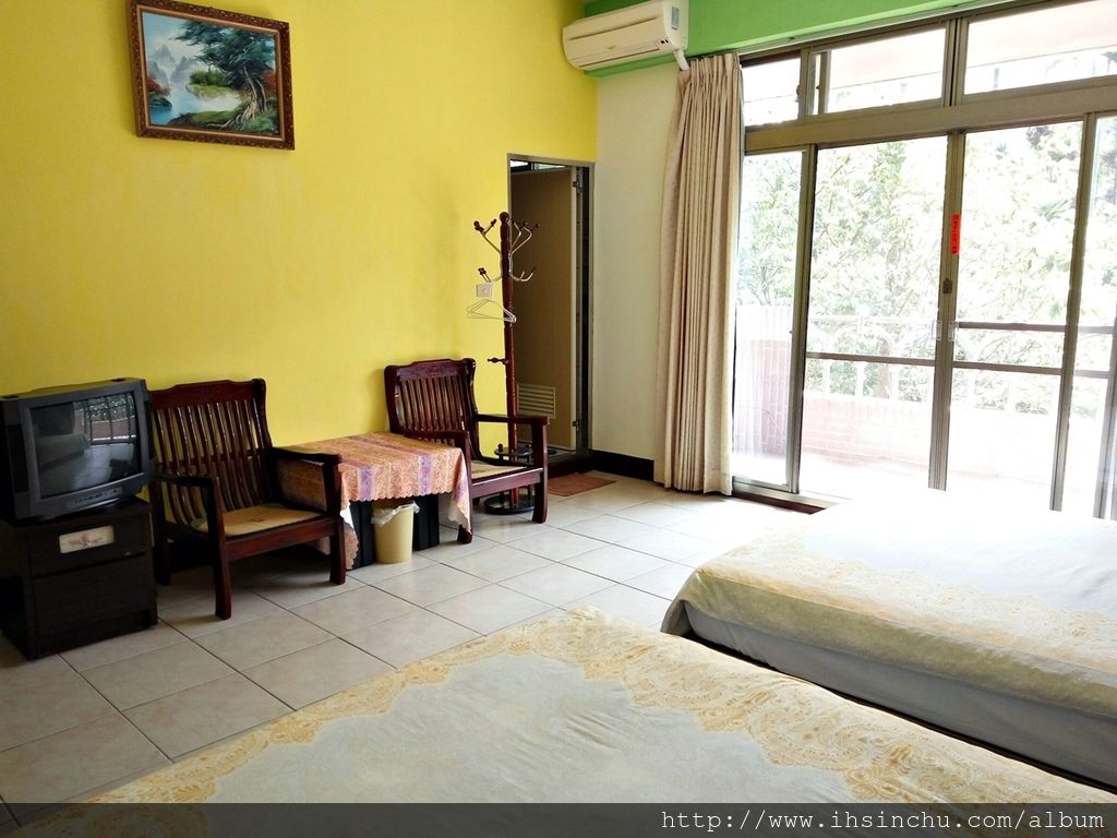 埔里花鳥新村的房間及廁所非常整潔,簡單一句評價就是空間大又乾淨,價錢平價又大碗住的又舒服,當然還有訊號超強的無線網路WIFI,主人又熱情好客,讓客人享受非常溫馨的一晚。 埔里花鳥新村的房間及廁所非常整潔,簡單一句評價就是空間大又乾淨,價錢平價又大碗住的又舒服,當然還有訊號超強的無線網路WIFI,主人又熱情好客,讓客人享受非常溫馨的一晚。