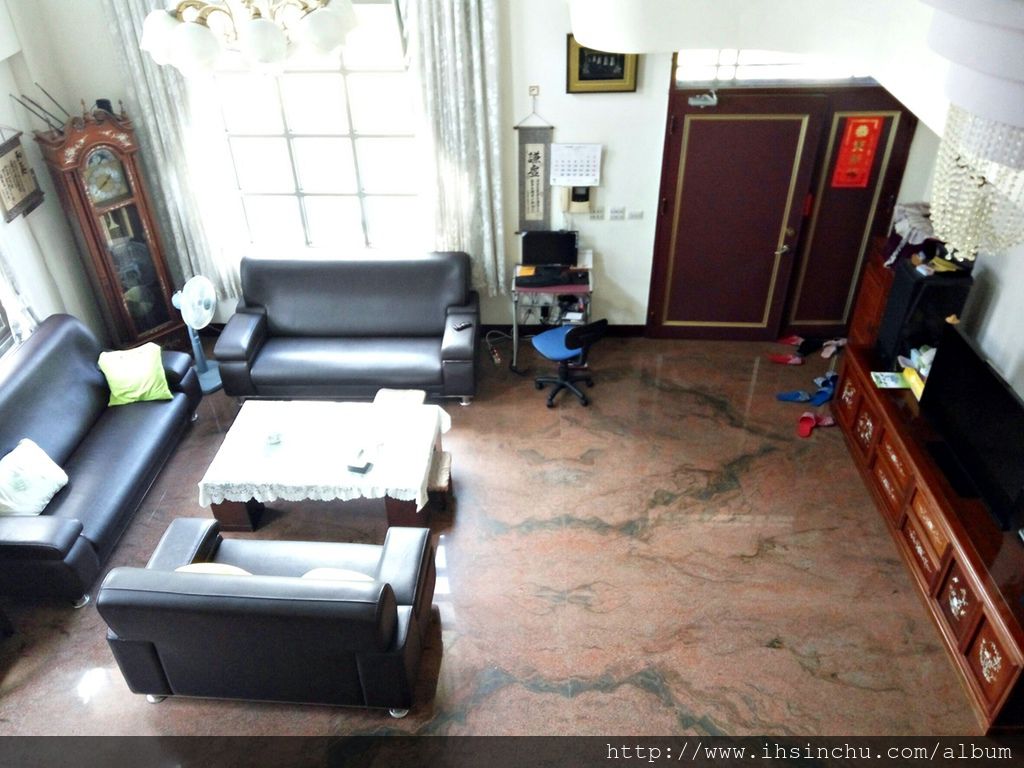 走進花鳥新村豪宅大廳,哇! 挑高三層樓大廳,這只有在國外才看得到,經詢問下才知道,原來主人真的是參考國外建築,自己設計的房子,這棟房子本來作為退休用途,加減做個民宿交朋友賺些外快。 走進花鳥新村豪宅大廳,哇! 挑高三層樓大廳,這只有在國外才看得到,經詢問下才知道,原來主人真的是參考國外建築,自己設計的房子,這棟房子本來作為退休用途,加減做個民宿交朋友賺些外快。