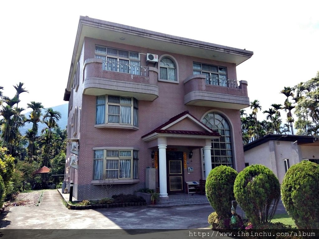 看到門口的大招牌才確認,沒錯,就是今晚的落腳點:埔里平價花鳥新村度假民宿。我們才花$2400元一晚怎麼可能住大豪宅?便宜沒好貨嗎? 看到門口的大招牌才確認,沒錯,就是今晚的落腳點:埔里平價花鳥新村度假民宿。我們才花$2400元一晚怎麼可能住大豪宅?便宜沒好貨嗎?