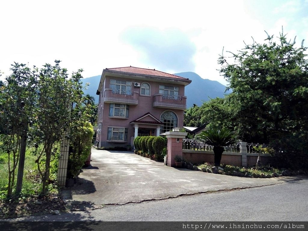 連接埔里跟日月潭的縣道131上,看見這個招牌要轉到投69-2鄉道上喔,去花鳥新村民宿最容易開錯的地方就是這裡了,萬一找不到路,不用客氣,一通電話主人立刻出馬來帶路。 連接埔里跟日月潭的縣道131上,看見這個招牌要轉到投69-2鄉道上喔,去花鳥新村民宿最容易開錯的地方就是這裡了,萬一找不到路,不用客氣,一通電話主人立刻出馬來帶路。