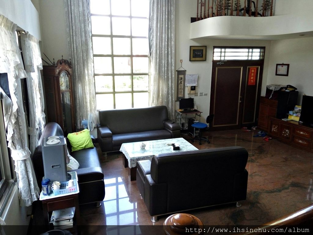 走進花鳥新村豪宅大廳,哇! 挑高三層樓大廳,這只有在國外才看得到,經詢問下才知道,原來主人真的是參考國外建築,自己設計的房子,這棟房子本來作為退休用途,加減做個民宿交朋友賺些外快。 走進花鳥新村豪宅大廳,哇! 挑高三層樓大廳,這只有在國外才看得到,經詢問下才知道,原來主人真的是參考國外建築,自己設計的房子,這棟房子本來作為退休用途,加減做個民宿交朋友賺些外快。