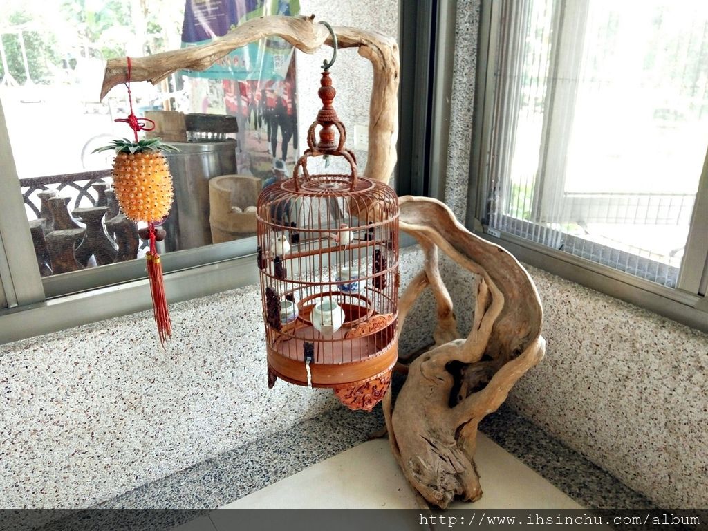 埔里平價民宿花鳥新村評價-去日月潭或南投埔里要住哪呢?推薦來埔里魚池鄉這家花鳥新村平價民宿停留一晚,感受主人親切熱情的招待及解說,更深入了解日月潭及埔里在地文化,超推薦的埔里便宜民宿喔。 埔里平價民宿花鳥新村評價-去日月潭或南投埔里要住哪呢?推薦來埔里魚池鄉這家花鳥新村平價民宿停留一晚,感受主人親切熱情的招待及解說,更深入了解日月潭及埔里在地文化,超推薦的埔里便宜民宿喔。