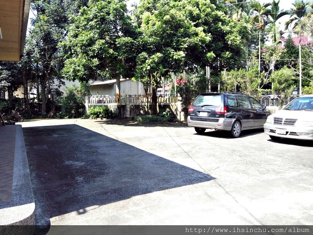 埔里景點有哪些?埔里酒廠,觀音瀑布,中台禪寺,鯉魚潭,大黑松小倆口元首館等都是不可錯過的埔里必遊景點之一。 一堆埔里民宿要住那兒呢?這次我們選擇的是魚池鄉花鳥新村民宿,花鳥新村民宿地址位於埔里跟日月潭中間,開車去埔里市區或日月潭都只要約15分鐘,交通非常方便,我們給埔里這家花鳥新村便宜民宿非常高的評價喔。 埔里景點有哪些?埔里酒廠,觀音瀑布,中台禪寺,鯉魚潭,大黑松小倆口元首館等都是不可錯過的埔里必遊景點之一。 一堆埔里民宿要住那兒呢?這次我們選擇的是魚池鄉花鳥新村民宿,花鳥新村民宿地址位於埔里跟日月潭中間,開車去埔里市區或日月潭都只要約15分鐘,交通非常方便,我們給埔里這家花鳥新村便宜民宿非常高的評價喔。