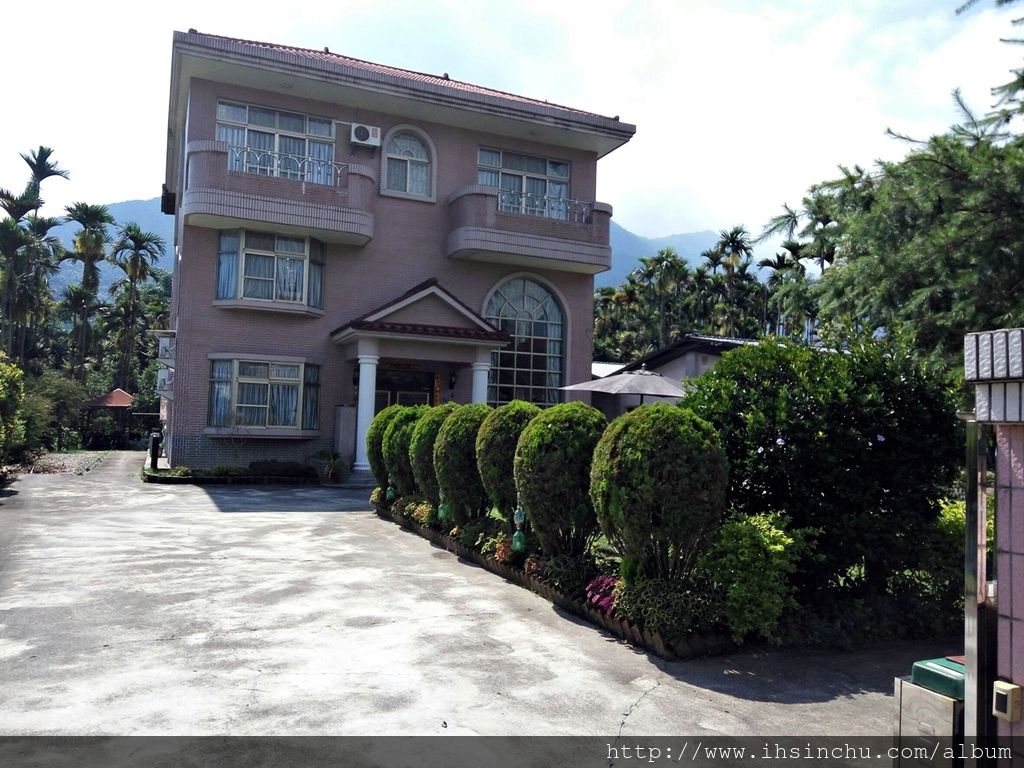 埔里景點有哪些?埔里酒廠,觀音瀑布,中台禪寺,鯉魚潭,大黑松小倆口元首館等都是不可錯過的埔里必遊景點之一。 一堆埔里民宿要住那兒呢?這次我們選擇的是魚池鄉花鳥新村民宿,花鳥新村民宿地址位於埔里跟日月潭中間,開車去埔里市區或日月潭都只要約15分鐘,交通非常方便,我們給埔里這家花鳥新村便宜民宿非常高的評價喔。 埔里景點有哪些?埔里酒廠,觀音瀑布,中台禪寺,鯉魚潭,大黑松小倆口元首館等都是不可錯過的埔里必遊景點之一。 一堆埔里民宿要住那兒呢?這次我們選擇的是魚池鄉花鳥新村民宿,花鳥新村民宿地址位於埔里跟日月潭中間,開車去埔里市區或日月潭都只要約15分鐘,交通非常方便,我們給埔里這家花鳥新村便宜民宿非常高的評價喔。