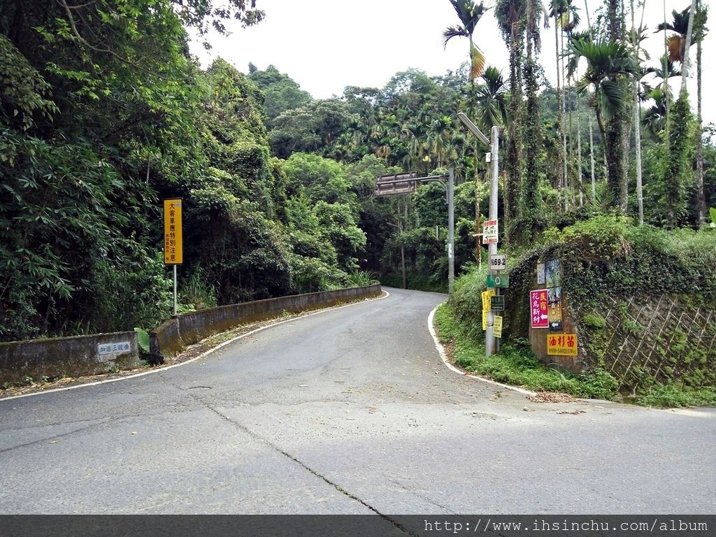 誤打誤撞地找到這家花鳥新村民宿,真有如世外桃源一般,感謝主人分享那豪宅般的大房子讓我們當自己家一般的使用,更感謝主人親切熱情的招待及解說,讓我們大家對埔里及日月潭有更深的認識。 誤打誤撞地找到這家花鳥新村民宿,真有如世外桃源一般,感謝主人分享那豪宅般的大房子讓我們當自己家一般的使用,更感謝主人親切熱情的招待及解說,讓我們大家對埔里及日月潭有更深的認識。