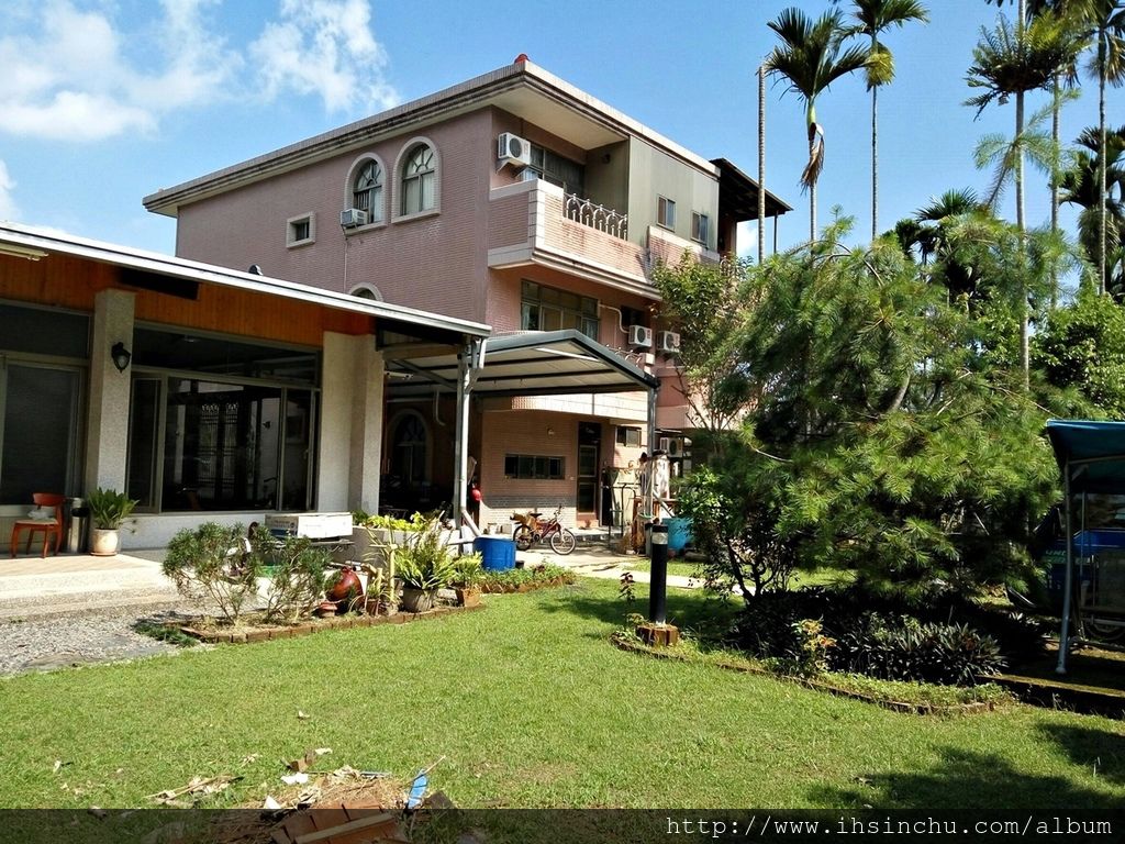 為了打造符合客人的休憩空間,花鳥新村選擇柔和色系的寢飾,搭配著簡單俐落的內部陳設,如此恰到好處的佈置,順勢將整體舒適度提昇。跟隨你左右的,是自在...亦是快樂;心有多輕鬆,心靈音符就多輕快。讓花鳥新村幫你譜出只屬於自已的專屬樂章。倘若您對旅途或行程有任何疑問,歡迎直接電洽【049-2880452】或【0937-926328】日月潭花鳥新村民宿。 為了打造符合客人的休憩空間,花鳥新村選擇柔和色系的寢飾,搭配著簡單俐落的內部陳設,如此恰到好處的佈置,順勢將整體舒適度提昇。跟隨你左右的,是自在...亦是快樂;心有多輕鬆,心靈音符就多輕快。讓花鳥新村幫你譜出只屬於自已的專屬樂章。倘若您對旅途或行程有任何疑問,歡迎直接電洽【049-2880452】或【0937-926328】日月潭花鳥新村民宿。