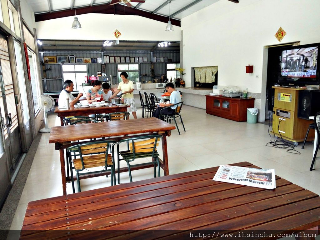 更值得一提的花鳥新村的免費早餐,傳統家鄉味的稀飯早餐,又豐盛又好吃,份量還無限供應,這家日月潭埔里民宿真的沒得挑剔的,下次有機會當然還會再來住。 更值得一提的花鳥新村的免費早餐,傳統家鄉味的稀飯早餐,又豐盛又好吃,份量還無限供應,這家日月潭埔里民宿真的沒得挑剔的,下次有機會當然還會再來住。