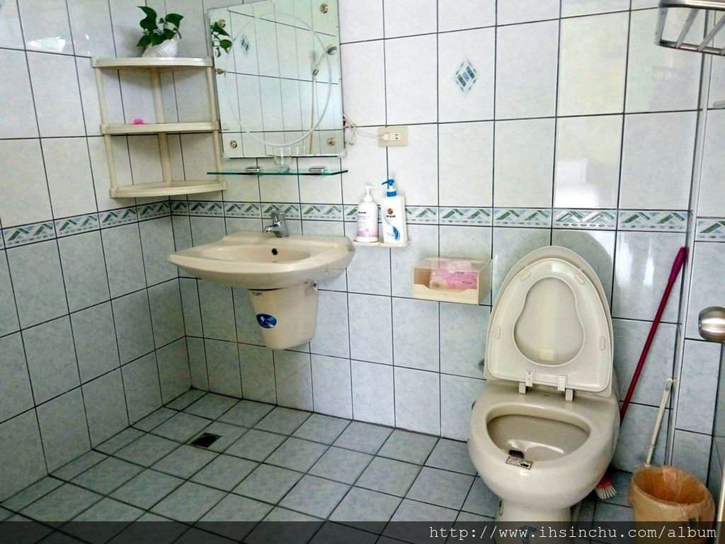 埔里花鳥新村的房間及廁所非常整潔,簡單一句評價就是空間大又乾淨,價錢平價又大碗住的又舒服,當然還有訊號超強的無線網路WIFI,主人又熱情好客,讓客人享受非常溫馨的一晚。 埔里花鳥新村的房間及廁所非常整潔,簡單一句評價就是空間大又乾淨,價錢平價又大碗住的又舒服,當然還有訊號超強的無線網路WIFI,主人又熱情好客,讓客人享受非常溫馨的一晚。