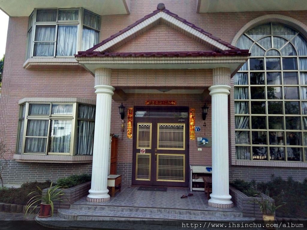 埔里平價民宿花鳥新村評價-去日月潭或南投埔里要住哪呢?推薦來埔里魚池鄉這家花鳥新村平價民宿停留一晚,感受主人親切熱情的招待及解說,更深入了解日月潭及埔里在地文化,超推薦的埔里便宜民宿喔。 埔里平價民宿花鳥新村評價-去日月潭或南投埔里要住哪呢?推薦來埔里魚池鄉這家花鳥新村平價民宿停留一晚,感受主人親切熱情的招待及解說,更深入了解日月潭及埔里在地文化,超推薦的埔里便宜民宿喔。