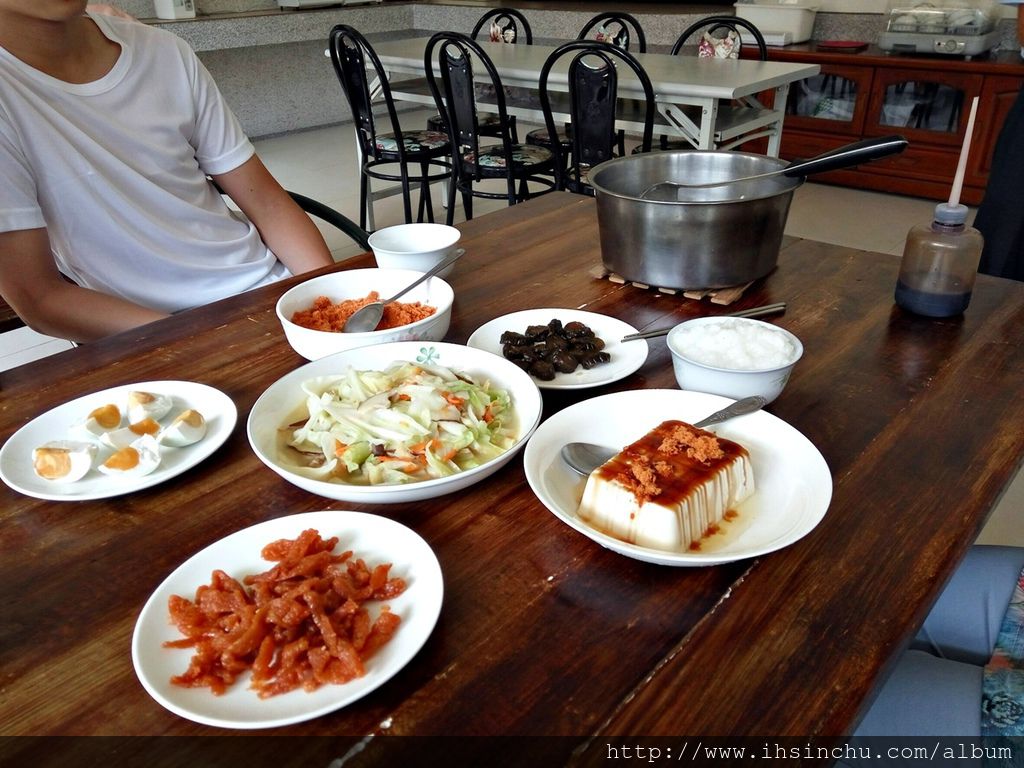 更值得一提的花鳥新村的免費早餐,傳統家鄉味的稀飯早餐,又豐盛又好吃,份量還無限供應,這家日月潭埔里民宿真的沒得挑剔的,下次有機會當然還會再來住。 更值得一提的花鳥新村的免費早餐,傳統家鄉味的稀飯早餐,又豐盛又好吃,份量還無限供應,這家日月潭埔里民宿真的沒得挑剔的,下次有機會當然還會再來住。