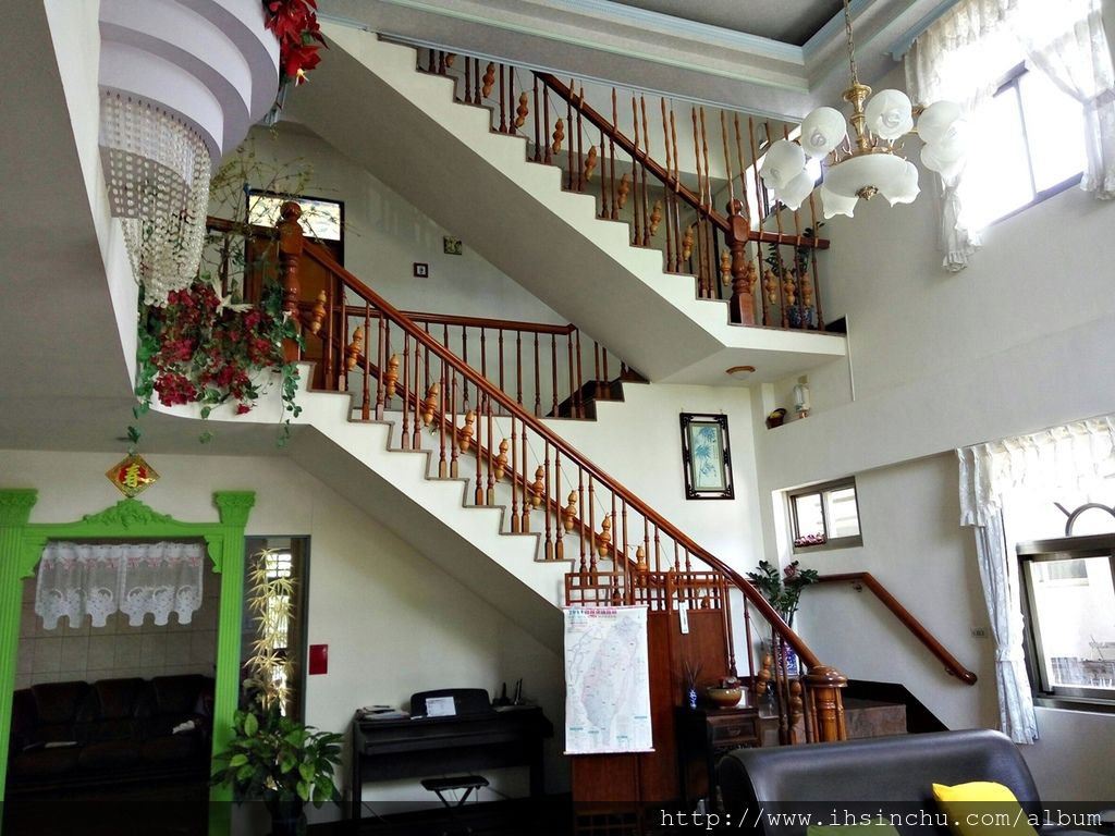 為了打造符合客人的休憩空間,花鳥新村選擇柔和色系的寢飾,搭配著簡單俐落的內部陳設,如此恰到好處的佈置,順勢將整體舒適度提昇。跟隨你左右的,是自在...亦是快樂;心有多輕鬆,心靈音符就多輕快。讓花鳥新村幫你譜出只屬於自已的專屬樂章。倘若您對旅途或行程有任何疑問,歡迎直接電洽【049-2880452】或【0937-926328】日月潭花鳥新村民宿。 為了打造符合客人的休憩空間,花鳥新村選擇柔和色系的寢飾,搭配著簡單俐落的內部陳設,如此恰到好處的佈置,順勢將整體舒適度提昇。跟隨你左右的,是自在...亦是快樂;心有多輕鬆,心靈音符就多輕快。讓花鳥新村幫你譜出只屬於自已的專屬樂章。倘若您對旅途或行程有任何疑問,歡迎直接電洽【049-2880452】或【0937-926328】日月潭花鳥新村民宿。