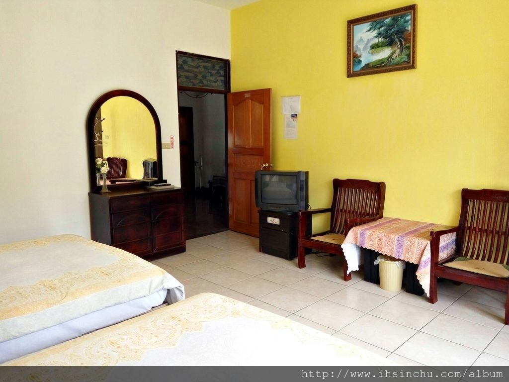 埔里花鳥新村的房間及廁所非常整潔,簡單一句評價就是空間大又乾淨,價錢平價又大碗住的又舒服,當然還有訊號超強的無線網路WIFI,主人又熱情好客,讓客人享受非常溫馨的一晚。 埔里花鳥新村的房間及廁所非常整潔,簡單一句評價就是空間大又乾淨,價錢平價又大碗住的又舒服,當然還有訊號超強的無線網路WIFI,主人又熱情好客,讓客人享受非常溫馨的一晚。