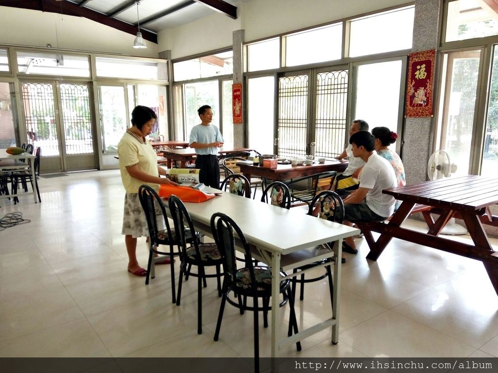 更值得一提的花鳥新村的免費早餐，傳統家鄉味的稀飯早餐，又豐盛又好吃，份量還無限供應，這家日月潭埔里民宿真的沒得挑剔的，下次有機會當然還會再來住。