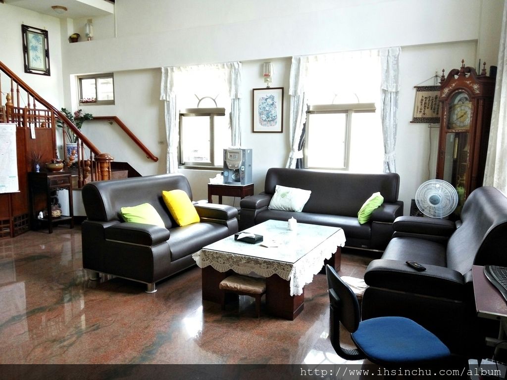 走進花鳥新村豪宅大廳,哇! 挑高三層樓大廳,這只有在國外才看得到,經詢問下才知道,原來主人真的是參考國外建築,自己設計的房子,這棟房子本來作為退休用途,加減做個民宿交朋友賺些外快。 走進花鳥新村豪宅大廳,哇! 挑高三層樓大廳,這只有在國外才看得到,經詢問下才知道,原來主人真的是參考國外建築,自己設計的房子,這棟房子本來作為退休用途,加減做個民宿交朋友賺些外快。