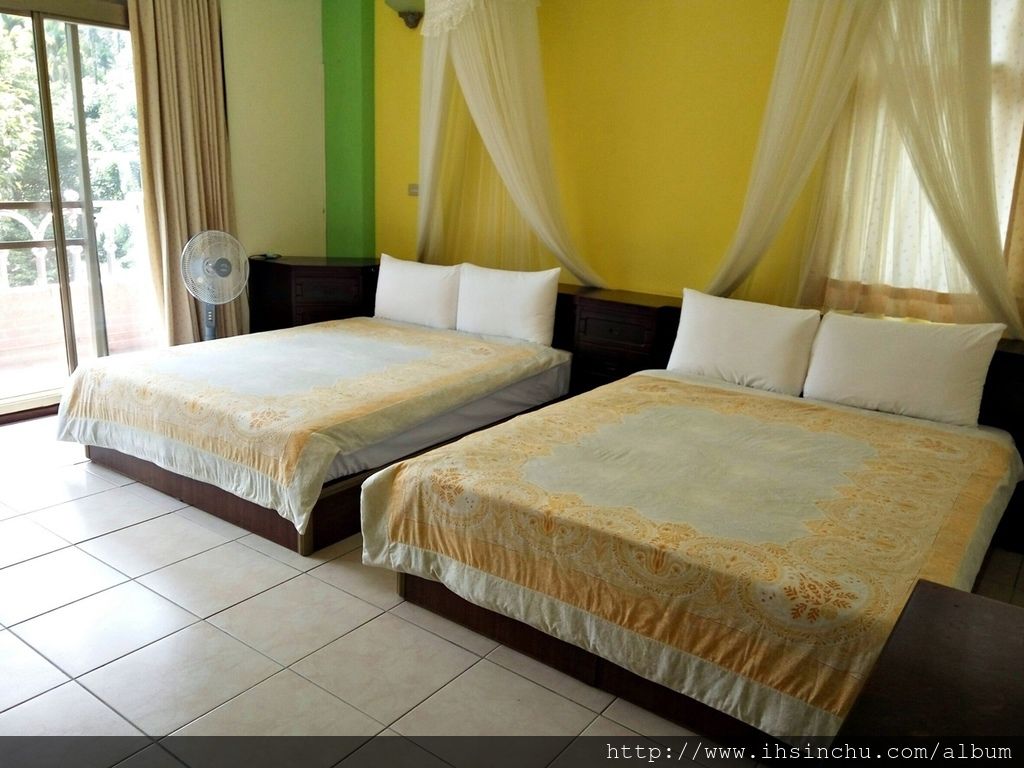 埔里花鳥新村的房間及廁所非常整潔,簡單一句評價就是空間大又乾淨,價錢平價又大碗住的又舒服,當然還有訊號超強的無線網路WIFI,主人又熱情好客,讓客人享受非常溫馨的一晚。 埔里花鳥新村的房間及廁所非常整潔,簡單一句評價就是空間大又乾淨,價錢平價又大碗住的又舒服,當然還有訊號超強的無線網路WIFI,主人又熱情好客,讓客人享受非常溫馨的一晚。