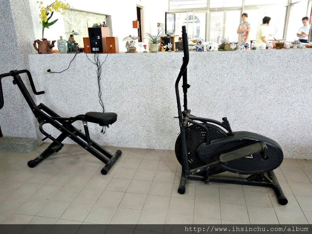 埔里景點有哪些?埔里酒廠,觀音瀑布,中台禪寺,鯉魚潭,大黑松小倆口元首館等都是不可錯過的埔里必遊景點之一。 一堆埔里民宿要住那兒呢?這次我們選擇的是魚池鄉花鳥新村民宿,花鳥新村民宿地址位於埔里跟日月潭中間,開車去埔里市區或日月潭都只要約15分鐘,交通非常方便,我們給埔里這家花鳥新村便宜民宿非常高的評價喔。 埔里景點有哪些?埔里酒廠,觀音瀑布,中台禪寺,鯉魚潭,大黑松小倆口元首館等都是不可錯過的埔里必遊景點之一。 一堆埔里民宿要住那兒呢?這次我們選擇的是魚池鄉花鳥新村民宿,花鳥新村民宿地址位於埔里跟日月潭中間,開車去埔里市區或日月潭都只要約15分鐘,交通非常方便,我們給埔里這家花鳥新村便宜民宿非常高的評價喔。