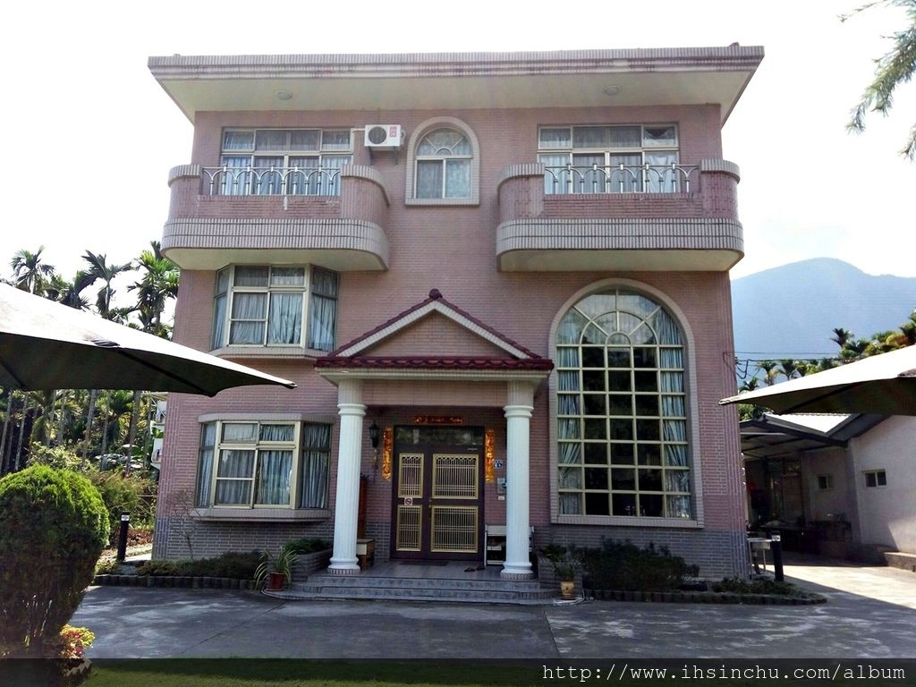 日月潭花鳥新村民宿客廳的挑高設計營造出貴族的氣派,直達二樓的超大視野以及那面加大的造型落地窗,讓你帶著廣角的視線,覽盡室內外所有美景,古典燈飾所營造的貴氣,柔白紗質窗簾所帶出的唯美氣質,精心所選的傢俱,與高闊空間感的完美搭配,表現出的不僅是主人的獨特構思,更輕易的將遠到的旅客,帶往更高品質的旅居品味。 日月潭花鳥新村民宿客廳的挑高設計營造出貴族的氣派,直達二樓的超大視野以及那面加大的造型落地窗,讓你帶著廣角的視線,覽盡室內外所有美景,古典燈飾所營造的貴氣,柔白紗質窗簾所帶出的唯美氣質,精心所選的傢俱,與高闊空間感的完美搭配,表現出的不僅是主人的獨特構思,更輕易的將遠到的旅客,帶往更高品質的旅居品味。