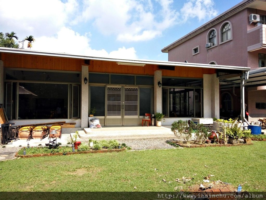 花鳥新村民宿占地好幾甲(抱歉,有點忘了),除了主建物之外,另外還有一間餐廳及娛樂室。 花鳥新村民宿占地好幾甲(抱歉,有點忘了),除了主建物之外,另外還有一間餐廳及娛樂室。