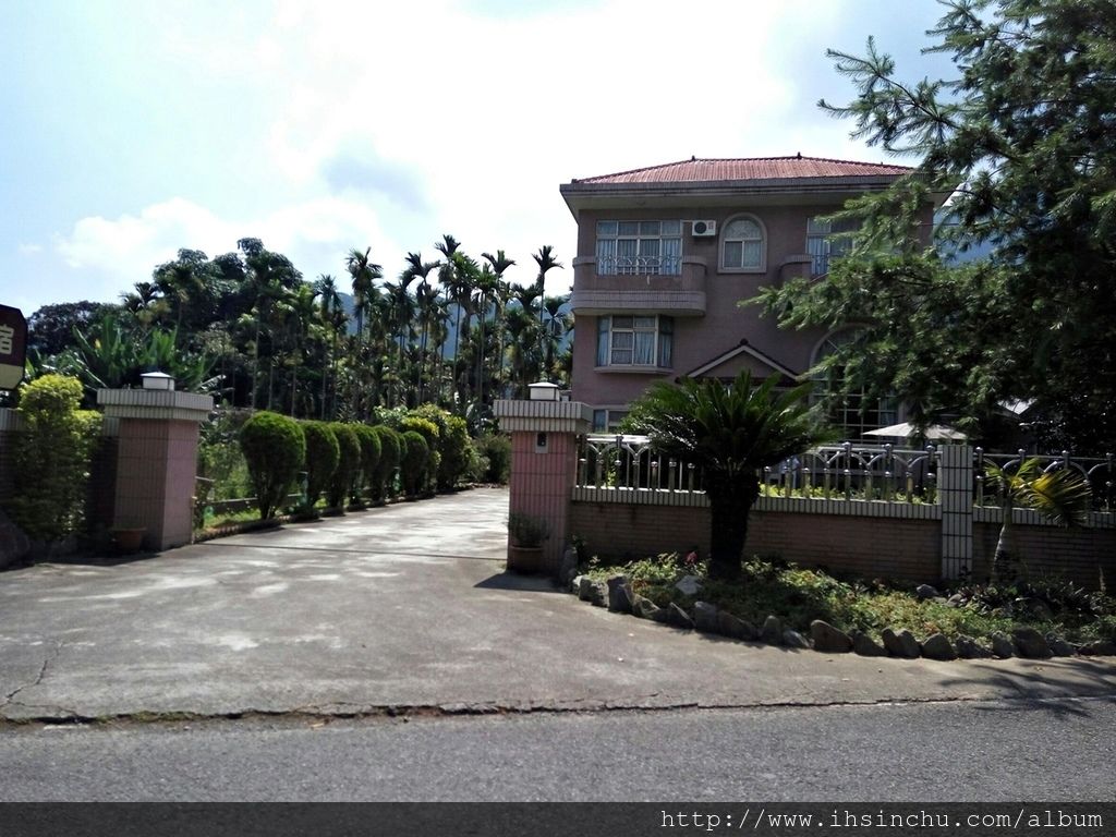 埔里平價民宿花鳥新村評價-去日月潭或南投埔里要住哪呢?推薦來埔里魚池鄉這家花鳥新村平價民宿停留一晚,感受主人親切熱情的招待及解說,更深入了解日月潭及埔里在地文化,超推薦的埔里便宜民宿喔。 埔里平價民宿花鳥新村評價-去日月潭或南投埔里要住哪呢?推薦來埔里魚池鄉這家花鳥新村平價民宿停留一晚,感受主人親切熱情的招待及解說,更深入了解日月潭及埔里在地文化,超推薦的埔里便宜民宿喔。