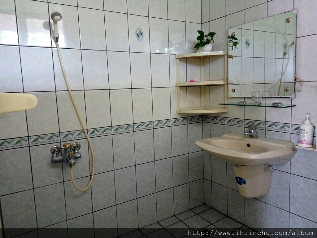 埔里景點有哪些?埔里酒廠,觀音瀑布,中台禪寺,鯉魚潭,大黑松小倆口元首館等都是不可錯過的埔里必遊景點之一。 一堆埔里民宿要住那兒呢?這次我們選擇的是魚池鄉花鳥新村民宿,花鳥新村民宿地址位於埔里跟日月潭中間,開車去埔里市區或日月潭都只要約15分鐘,交通非常方便,我們給埔里這家花鳥新村便宜民宿非常高的評價喔。 埔里景點有哪些?埔里酒廠,觀音瀑布,中台禪寺,鯉魚潭,大黑松小倆口元首館等都是不可錯過的埔里必遊景點之一。 一堆埔里民宿要住那兒呢?這次我們選擇的是魚池鄉花鳥新村民宿,花鳥新村民宿地址位於埔里跟日月潭中間,開車去埔里市區或日月潭都只要約15分鐘,交通非常方便,我們給埔里這家花鳥新村便宜民宿非常高的評價喔。