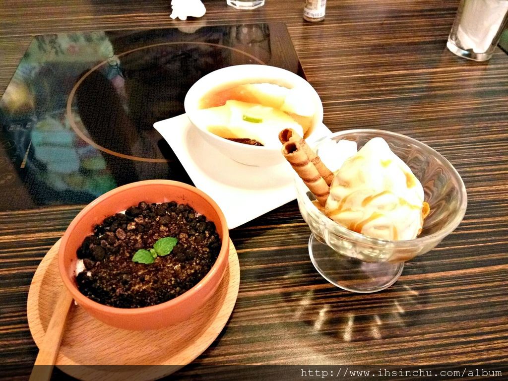 享用完大餐後,當然一定要來個甜點囉,今日甜點三種,分別是盆栽奶酪、柚香黑糖豆花、焦糖摩卡霜淇淋,剛好三個人一人點一種 Lunch_8778