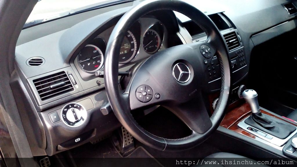 阿倫技師問說這台賓士C300是不是最近比較耗油比較沒力?我說你怎麼知道?阿倫技師說你看這台車的水溫表的溫度不對啊! 水溫表溫度不對,我怎麼不知道,是過熱嗎?阿倫說:不是,是水溫過低。 水溫過低不是對引擎比較好嗎?我問! 阿倫說:不是,引擎必須要在規定的工作溫度運轉,不行過高,當然也不能過低。 阿倫技師問說這台賓士C300是不是最近比較耗油比較沒力?我說你怎麼知道?阿倫技師說你看這台車的水溫表的溫度不對啊! 水溫表溫度不對,我怎麼不知道,是過熱嗎?阿倫說:不是,是水溫過低。 水溫過低不是對引擎比較好嗎?我問! 阿倫說:不是,引擎必須要在規定的工作溫度運轉,不行過高,當然也不能過低。