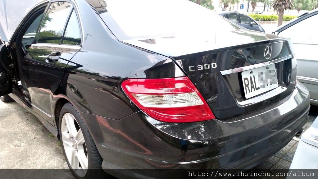 這台賓士C300 AMG開了三年,平常都是去泳輪汽車保養廠來處理,這台車一直沒什麼大問題,最近可能上下車開關中控鎖頻繁,突然駕駛座車門的中控鎖壞了,也就是駕駛座們的中控鎖不會跳起來也不要鎖上去,應該是內部控制馬達壞了,撐了好幾天,每次鎖門都要打開後門手動去鎖駕駛座們,每次開門也要從後門進去開前門,超麻煩的,一問泳倫汽車修這個要多少錢?喔,才幾千元而已,那趕緊開去修吧。 這台賓士C300 AMG開了三年,平常都是去泳輪汽車保養廠來處理,這台車一直沒什麼大問題,最近可能上下車開關中控鎖頻繁,突然駕駛座車門的中控鎖壞了,也就是駕駛座們的中控鎖不會跳起來也不要鎖上去,應該是內部控制馬達壞了,撐了好幾天,每次鎖門都要打開後門手動去鎖駕駛座們,每次開門也要從後門進去開前門,超麻煩的,一問泳倫汽車修這個要多少錢?喔,才幾千元而已,那趕緊開去修吧。