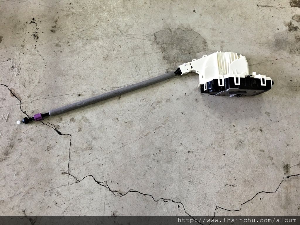 就是下面這支中控鎖壞了,造成門鎖無法自動彈起來及下去。有人說賓士維修保養很貴養不起賓士,可是我這幾年開賓士的經驗告訴我,保養維修費用還好,比國產車貴一些,賓士維修保養費用很貴的原因是因為回賓士原廠做保養修理,原廠價錢真的貴了,否則一般外面維修廠價錢便宜多了,當然外面仿間汽車保養廠的品質可能比較參差不齊,好像新竹賓士保養廠也不多。 就是下面這支中控鎖壞了,造成門鎖無法自動彈起來及下去。有人說賓士維修保養很貴養不起賓士,可是我這幾年開賓士的經驗告訴我,保養維修費用還好,比國產車貴一些,賓士維修保養費用很貴的原因是因為回賓士原廠做保養修理,原廠價錢真的貴了,否則一般外面維修廠價錢便宜多了,當然外面仿間汽車保養廠的品質可能比較參差不齊,好像新竹賓士保養廠也不多。