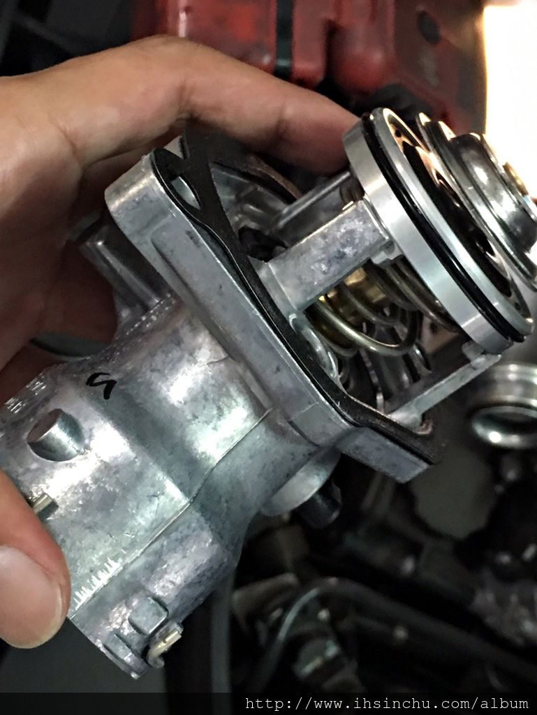 阿倫說:節溫器俗稱水龜,節溫器壞了就無法控制汽車冷卻水coolant的大循環以及小循環,節溫器的功用是在於引擎冷時會關閉,讓主水箱中的冷卻水不會跑到引擎水箱水,引擎水箱水加熱到一定程度,節溫器會打開,讓引擎水箱水跟主水箱的水做循環散熱,節溫器關閉水箱水在引擎四周循環散熱較小循環,節溫器打開水箱水在正個系統璇還散熱較大循環。 阿倫說:節溫器俗稱水龜,節溫器壞了就無法控制汽車冷卻水coolant的大循環以及小循環,節溫器的功用是在於引擎冷時會關閉,讓主水箱中的冷卻水不會跑到引擎水箱水,引擎水箱水加熱到一定程度,節溫器會打開,讓引擎水箱水跟主水箱的水做循環散熱,節溫器關閉水箱水在引擎四周循環散熱較小循環,節溫器打開水箱水在正個系統璇還散熱較大循環。