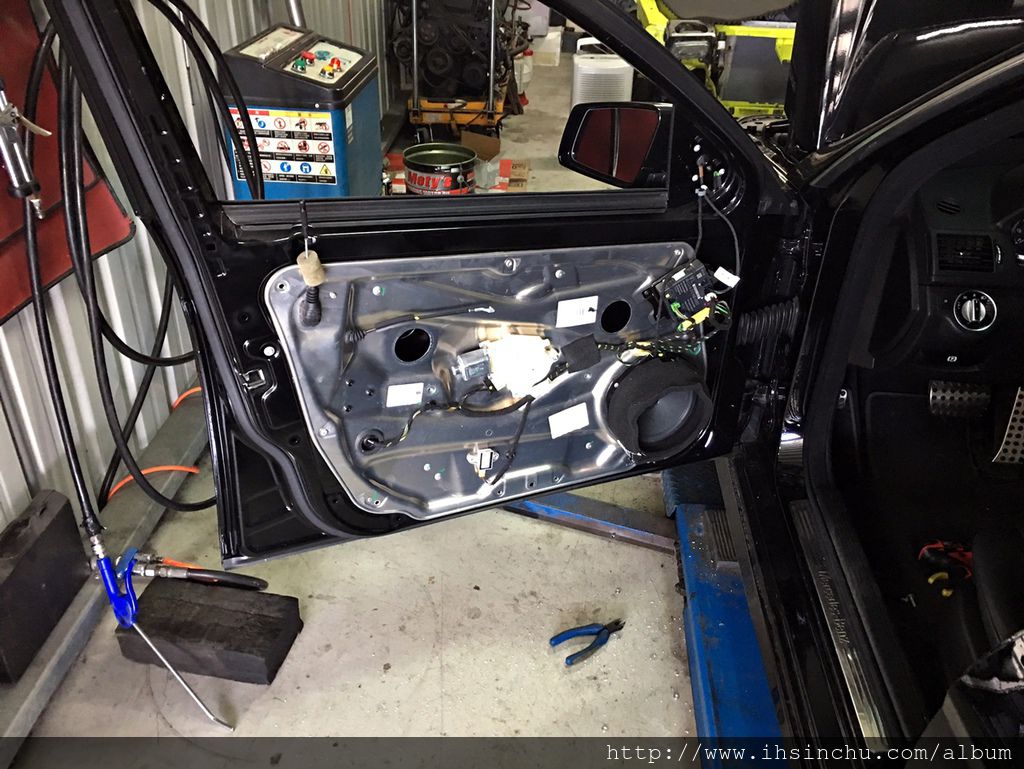 阿倫說:節溫器俗稱水龜,節溫器壞了就無法控制汽車冷卻水coolant的大循環以及小循環,節溫器的功用是在於引擎冷時會關閉,讓主水箱中的冷卻水不會跑到引擎水箱水,引擎水箱水加熱到一定程度,節溫器會打開,讓引擎水箱水跟主水箱的水做循環散熱,節溫器關閉水箱水在引擎四周循環散熱較小循環,節溫器打開水箱水在正個系統璇還散熱較大循環。 阿倫說:節溫器俗稱水龜,節溫器壞了就無法控制汽車冷卻水coolant的大循環以及小循環,節溫器的功用是在於引擎冷時會關閉,讓主水箱中的冷卻水不會跑到引擎水箱水,引擎水箱水加熱到一定程度,節溫器會打開,讓引擎水箱水跟主水箱的水做循環散熱,節溫器關閉水箱水在引擎四周循環散熱較小循環,節溫器打開水箱水在正個系統璇還散熱較大循環。