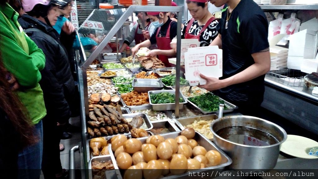 新竹城隍廟小吃林立,和味清粥小菜卻能在此開業數十年,主打的就是和味清粥小菜價錢便宜,通常一個大人隨便亂點,$100元以下都可吃到飽,可以點的家常菜有一班青菜、魚及肉類,一堆人順便裝個便當第二天可以帶到公司去吃,超級便宜又大碗又好吃又平價。 新竹城隍廟小吃林立,和味清粥小菜卻能在此開業數十年,主打的就是和味清粥小菜價錢便宜,通常一個大人隨便亂點,$100元以下都可吃到飽,可以點的家常菜有一班青菜、魚及肉類,一堆人順便裝個便當第二天可以帶到公司去吃,超級便宜又大碗又好吃又平價。