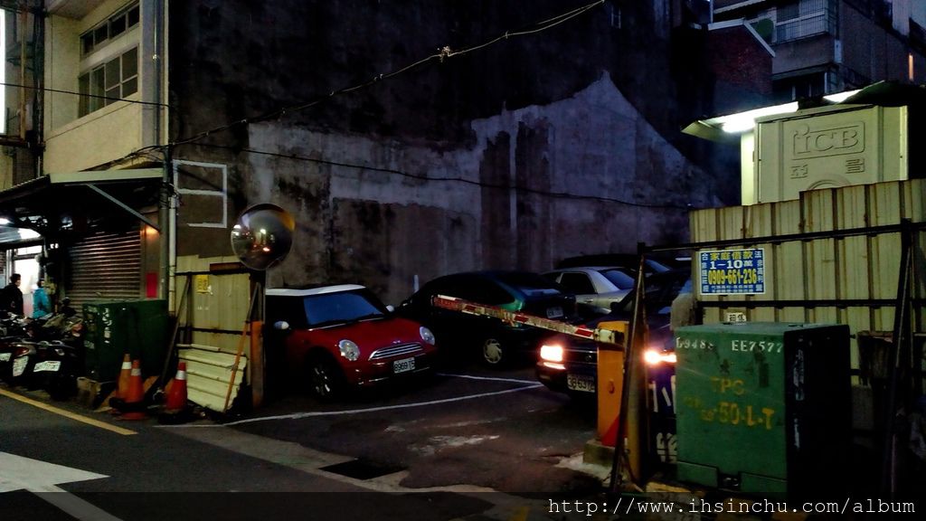 來新竹和味清粥小菜吃宵夜要找停車位不容易,附近民間停車場絕對一位難求,距離約1公里左右的新竹公立府後街地下停車場位置多。 新竹府後街地下停車場地址:300新竹市北區府後街42號 來新竹和味清粥小菜吃宵夜要找停車位不容易,附近民間停車場絕對一位難求,距離約1公里左右的新竹公立府後街地下停車場位置多。 新竹府後街地下停車場地址:300新竹市北區府後街42號