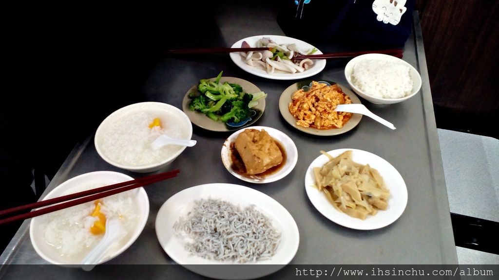 這是來和味清粥吃消夜,點的有魯豆腐、筍子、番茄炒蛋、花椰菜、魷魚、小魚,再搭配地瓜稀飯,比起大魚大肉豪華美食餐廳,這些小菜真是人間美味。 這是來和味清粥吃消夜,點的有魯豆腐、筍子、番茄炒蛋、花椰菜、魷魚、小魚,再搭配地瓜稀飯,比起大魚大肉豪華美食餐廳,這些小菜真是人間美味。