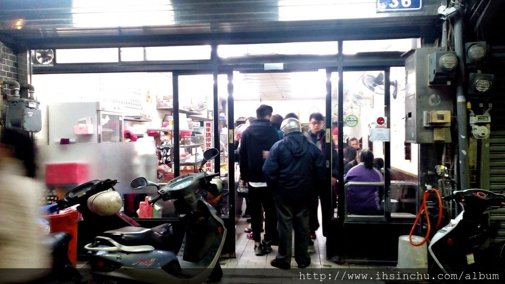 新竹城隍廟小吃林立,和味清粥小菜卻能在此開業數十年,主打的就是和味清粥小菜價錢便宜,通常一個大人隨便亂點,$100元以下都可吃到飽,可以點的家常菜有一班青菜、魚及肉類,一堆人順便裝個便當第二天可以帶到公司去吃,超級便宜又大碗又好吃又平價。 新竹城隍廟小吃林立,和味清粥小菜卻能在此開業數十年,主打的就是和味清粥小菜價錢便宜,通常一個大人隨便亂點,$100元以下都可吃到飽,可以點的家常菜有一班青菜、魚及肉類,一堆人順便裝個便當第二天可以帶到公司去吃,超級便宜又大碗又好吃又平價。